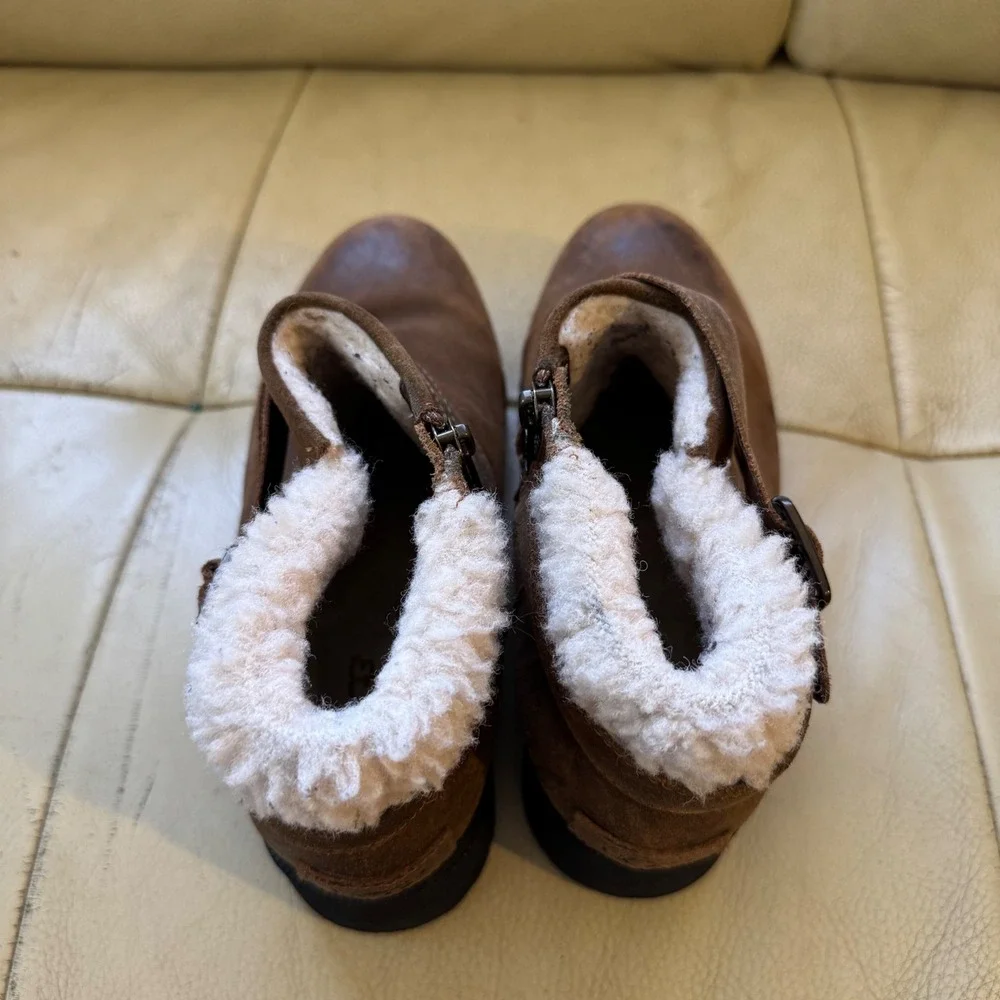 UGG Elora Brown Suede Shearling Lined Buckle Ankle Boots 1095151 Womens 9‎